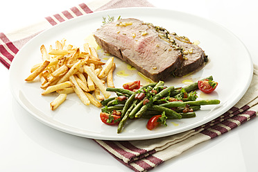 Roastbeef, grüne Bohnen und Pommes frites auf einem Teller, Nahaufnahme - MAEF005394