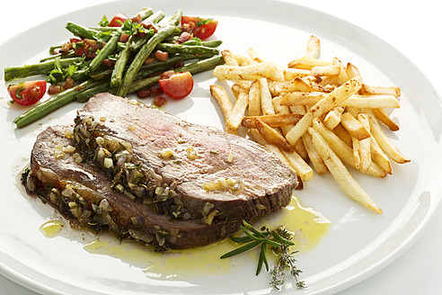 Roastbeef, grüne Bohnen und Pommes frites auf einem Teller, Nahaufnahme - MAEF005395