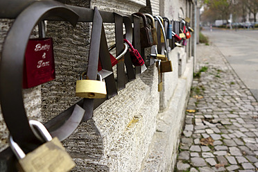 Deutschland, Berlin, Vorhängeschlösser an der Brücke im Rudolph-Wilde-Park - HOHF000005