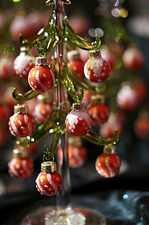 Deutschland, Kleiner Glasweihnachtsbaum mit Christbaumkugeln, Nahaufnahme - HOHF000007