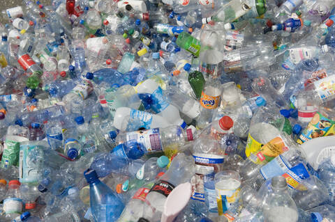Deutschland, Recycling von leeren Plastikflaschen, lizenzfreies Stockfoto