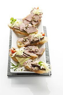Kalte Roastbeef-Sandwiches auf Tablett - MAEF005401