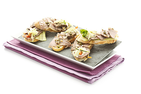 Kalte Roastbeef-Sandwiches auf Schneidebrett - MAEF005405