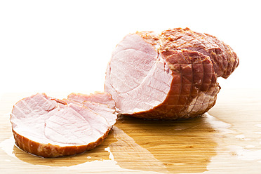 Geräuchertes Schweinekotelett auf Schneidebrett, Nahaufnahme - MAEF005410