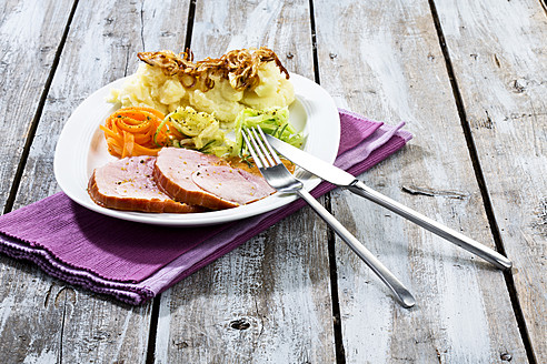 Geräuchertes Schweinekotelett, Kartoffelpüree mit gerösteten Zwiebeln auf dem Teller, Nahaufnahme - MAEF005414