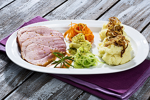 Geräuchertes Schweinekotelett, Kartoffelpüree mit gerösteten Zwiebeln auf dem Teller, Nahaufnahme - MAEF005415