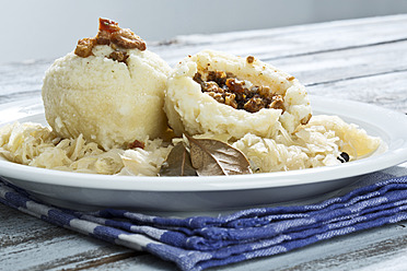 Griebenknödel mit Sauerkraut auf Teller, Nahaufnahme - MAEF005420