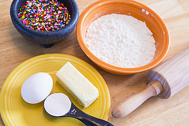 Ingredients for christmas cookies, butter, flour and egg on plate - ABAF000561