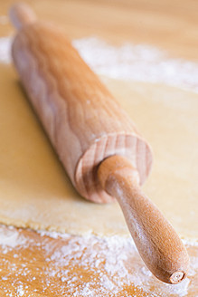 Dough and rolling pin, close up - ABAF000565