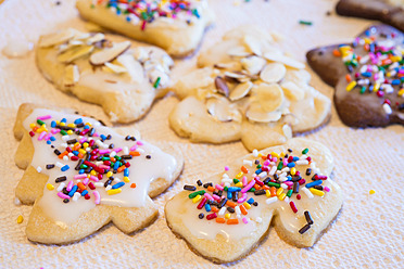 Freshly baked cookies cooling down on paper towel, close up - ABAF000573