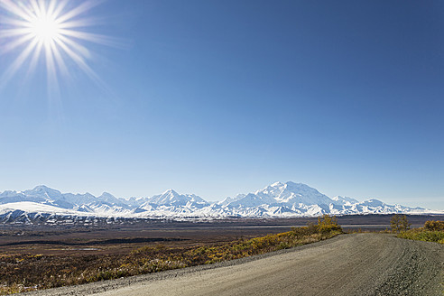 USA, Alaska, Blick auf die Parkstraße und den Mount Mckinley im Denali-Nationalpark - FOF004503