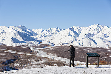 USA, Alaska, Tourist fotografiert Alaska-Gebirge im Denali-Nationalpark - FOF004510