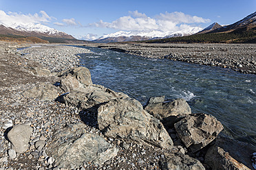 USA, Alaska, Blick auf den Toklat-Fluss im Denali-Nationalpark - FOF004514