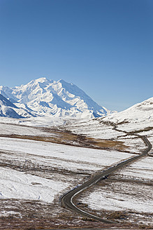 USA, Alaska, Blick auf den Mount Mckinley und die Parkstraße im Denali-Nationalpark - FOF004518