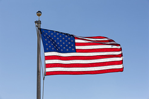 USA, Alaska, Flagge gegen Himmel - FOF004522