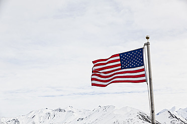 USA, Alaska, Flagge vor der Alaska-Bergkette im Denali-Nationalpark - FOF004523