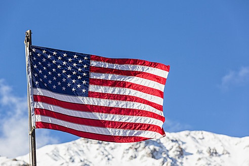 USA, Alaska, Flagge vor der Alaska-Bergkette im Denali-Nationalpark - FOF004526