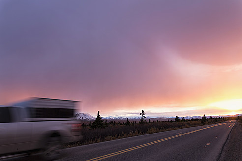 USA, Alaska, Auto auf der Denali-Parkstraße bei Sonnenuntergang - FOF004536