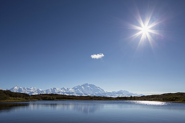 USA, Alaska, Blick auf den Mount McKinley und die Spiegelung eines Teiches im Denali National Park - FOF004542