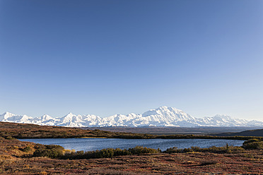 USA, Alaska, Blick auf den Mount McKinley und die Spiegelung eines Teiches im Denali National Park - FOF004543
