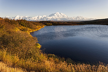 USA, Alaska, Blick auf den Mount McKinley und die Spiegelung eines Teiches im Denali National Park - FOF004546