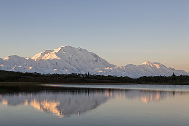 USA, Alaska, Blick auf den Mount McKinley und die Spiegelung eines Teiches im Denali National Park - FOF004547