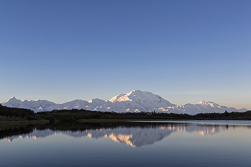 USA, Alaska, Blick auf den Mount McKinley und die Spiegelung eines Teiches im Denali National Park - FOF004548