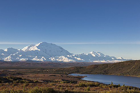 USA, Alaska, Blick auf den Mount McKinley und die Spiegelung des Wonder Lake im Denali National Park - FOF004549