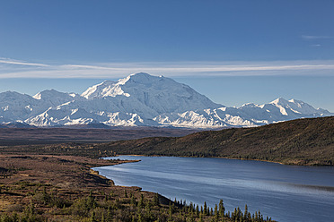 USA, Alaska, Blick auf den Mount McKinley und die Spiegelung des Wonder Lake im Denali National Park - FOF004551