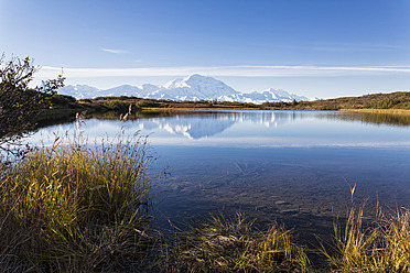 USA, Alaska, Blick auf den Mount McKinley und die Spiegelung eines Teiches im Denali National Park - FOF004552