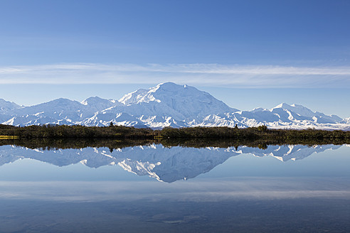 USA, Alaska, Blick auf den Mount McKinley und die Spiegelung eines Teiches im Denali National Park - FOF004553