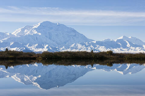 USA, Alaska, Blick auf den Mount McKinley und die Spiegelung eines Teiches im Denali National Park, lizenzfreies Stockfoto