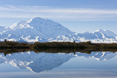 USA, Alaska, Blick auf den Mount McKinley und die Spiegelung eines Teiches im Denali National Park - FOF004556