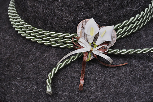 Hutband mit zwei Lilien und Holzherz, Nahaufnahme - AXF000390