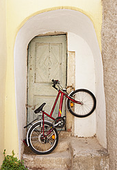 Kroatien, Blick auf altes Haus mit Fahrrad - WWF002567