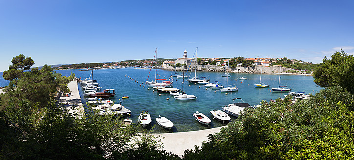 Kroatien, Blick auf Krk mit der Burg Frankopan im Hintergrund - WW002572