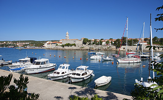 Kroatien, Blick auf Krk mit der Burg Frankopan im Hintergrund - WW002575