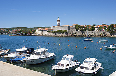 Kroatien, Blick auf Krk mit der Burg Frankopan im Hintergrund - WW002576