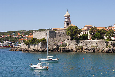 Kroatien, Blick auf Krk mit der Burg Frankopan im Hintergrund - WW002577