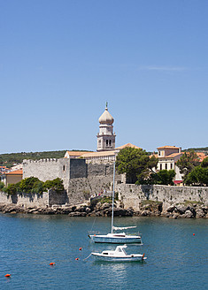 Kroatien, Blick auf Krk mit der Burg Frankopan im Hintergrund - WW002578