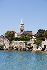 Kroatien, Blick auf Krk mit der Burg Frankopan im Hintergrund - WWF002579