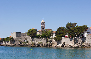 Kroatien, Blick auf Krk mit der Burg Frankopan im Hintergrund - WWF002580