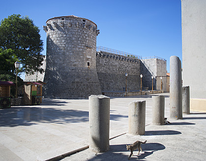 Kroatien, Krk, Blick auf den Kramplin-Platz an der Burg Frankopan - WWF002582