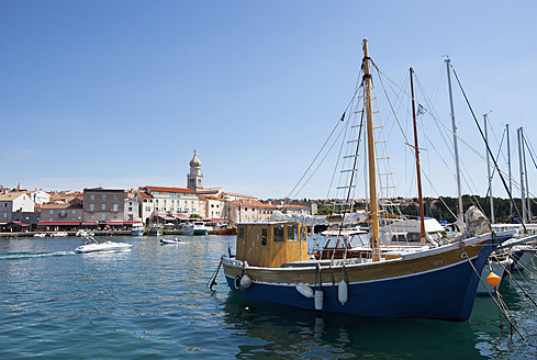 Kroatien, Krk, Blick auf Boote im Hafen - WWF002593