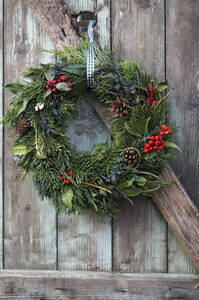 Weihnachtskranz an alter Holztür, Nahaufnahme - HOHF000022