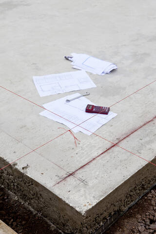 Europa, Deutschland, Rheinland Palantinate, Ansicht des Fundaments mit Markierungsschnüren und Bauplan, lizenzfreies Stockfoto