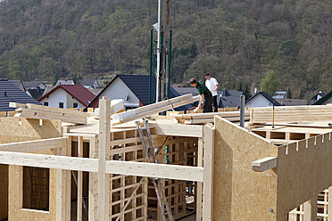 Europa, Deutschland, Rheinland Pfalz, Männer bei der Montage der Firstpfette - CSF016059