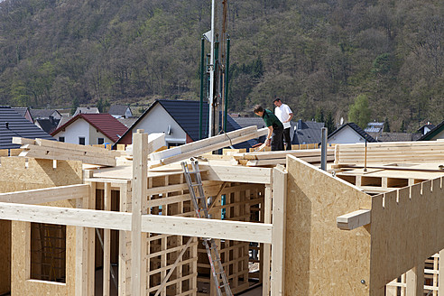 Europa, Deutschland, Rheinland Pfalz, Männer bei der Montage der Firstpfette - CSF016059