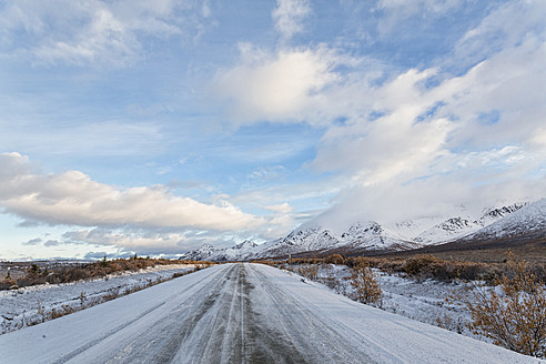 Kanada, Blick auf den Dempster Highway und die Ogilvie Mountains im Tombstone Territorial Park - FOF004564