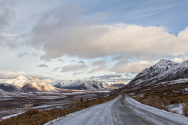 Canada, View of Dempster Highway and Ogilvie Mountains at Tombstone Territorial Park - FOF004565